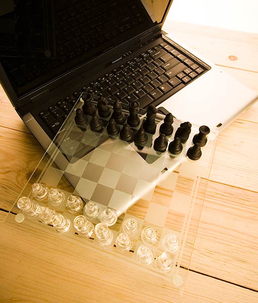 schaakbord op een laptop